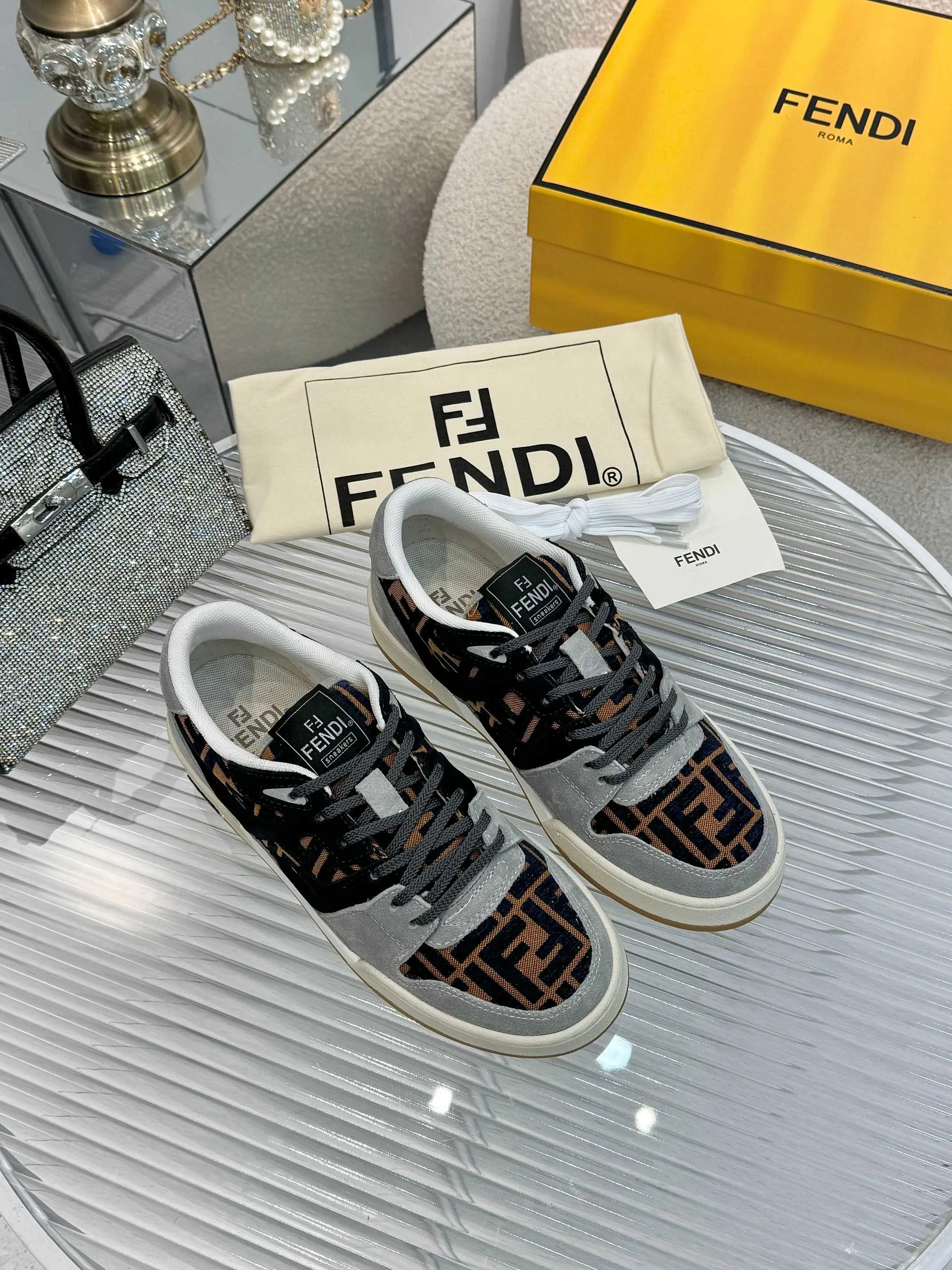 p620🐮🐮New❤Top super A version💯 Fendi Fendi 2025 New Year's King Explosive Style🔥 Many💑stars have the same style FD match. Original purchase for RMB14440. One to one replica. Designer Kim Jones's first sneaker fendi match and Donkey brand Trainer basketball sneakers, fresh blood injection and FF retro design It combines fashion and super comfort. [Wise] Whoever doesn’t grab it will regret it [There are many shoe uppers on the market with different color matching and cut corners in workmanship. The color matching and craftsmanship of my shoe upper are absolutely the same as the genuine products at the counter. Welcome to compare. Feet: Mesh injection molding pads 🎯 Soles: Please look for the original molded multi-color TPU outsole (❌ non-rubber sole) 🎯 Size: Female 35-41 Male 38-45 🎯 Packaging: Original 1:1 matching high-end packaging 🎁